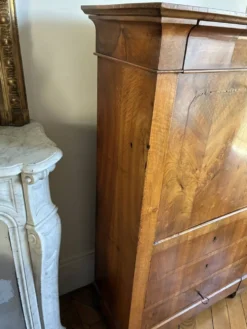 Secrétaire style « Louis Philippe, influence Biedermeier » en noyer.