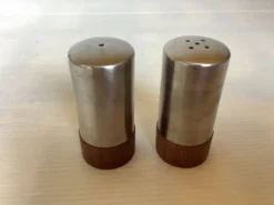 Sel et poivre teck et métal style scandinave