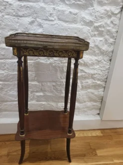 Selette Guéridon en bois d'acajou marbre et bronze style Louis XV