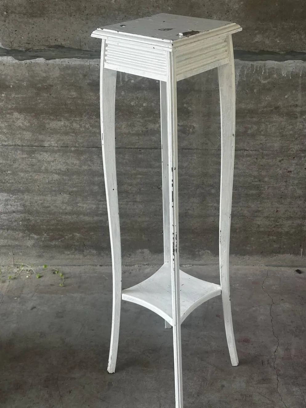 Sellette ancienne en bois peint blanc – H 110 cm