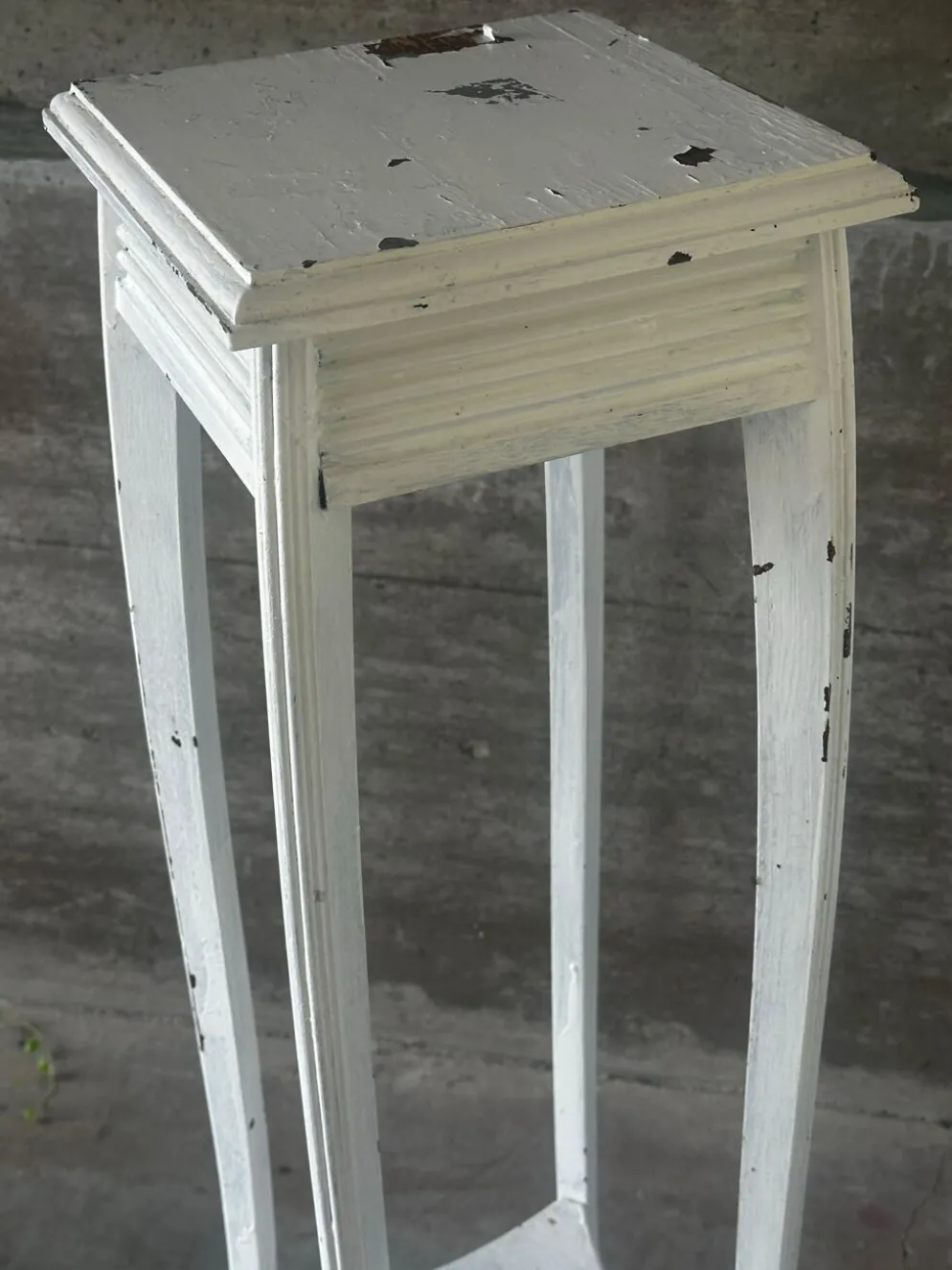 Sellette ancienne en bois peint blanc – H 110 cm