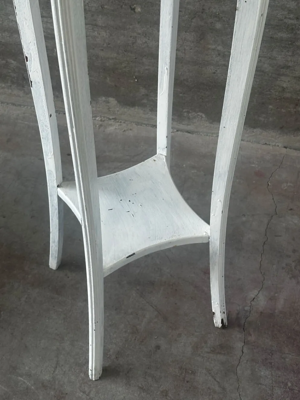 Sellette ancienne en bois peint blanc – H 110 cm