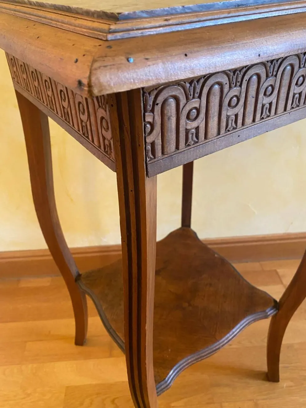 Sellette ancienne en bois sculpté et marbre – fin XIXᵉ