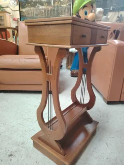 Sellette bout de canapé vintage au piètement lyre à deux tiroirs