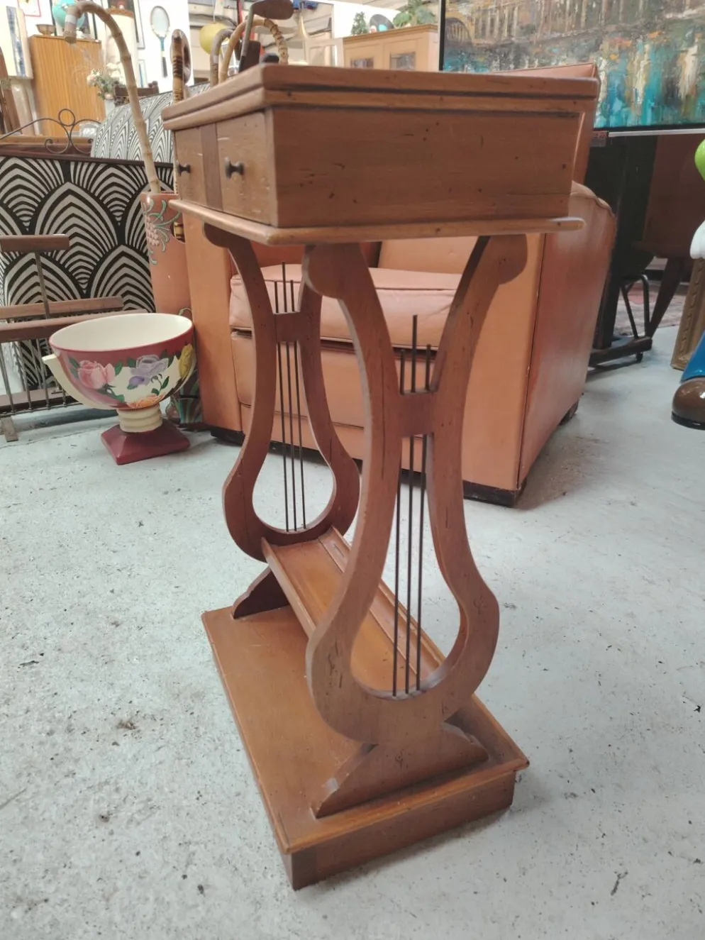 Sellette bout de canapé vintage au piètement lyre à deux tiroirs