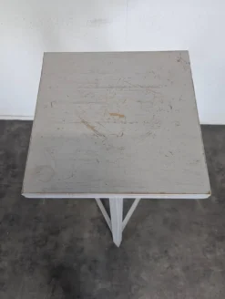 Sellette de sculpteur tripode en bois peint gris à plateau tournant