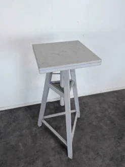 Sellette de sculpteur tripode en bois peint gris à plateau tournant