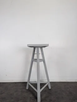 Sellette de sculpteur tripode en bois peint gris à plateau tournant