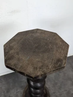 Sellette torsadée en bois noirci à plateau octogonal