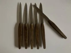 Ser de 6 couteaux de table scandinaves, lame inox, manche de teck.