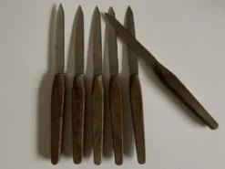 Ser de 6 couteaux de table scandinaves, lame inox, manche de teck.
