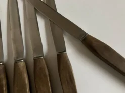 Ser de 6 couteaux de table scandinaves, lame inox, manche de teck.