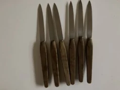 Ser de 6 couteaux de table scandinaves, lame inox, manche de teck.
