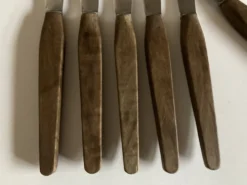 Ser de 6 couteaux de table scandinaves, lame inox, manche de teck.