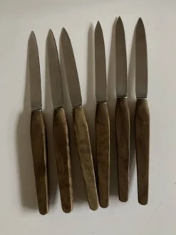 Ser de 6 couteaux de table scandinaves, lame inox, manche de teck.