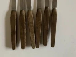 Ser de 6 couteaux de table scandinaves, lame inox, manche de teck.
