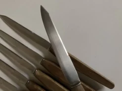 Ser de 6 couteaux de table scandinaves, lame inox, manche de teck.