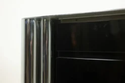 Sergio Mazza, pour Cinova. Commode en bois laqué noir. Vers 1970.