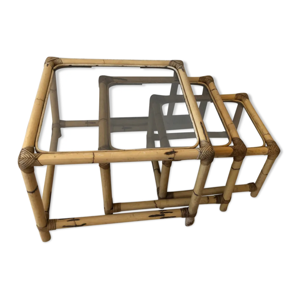 Serie de 3 tables gigognes seventies en rotin et verre fumé