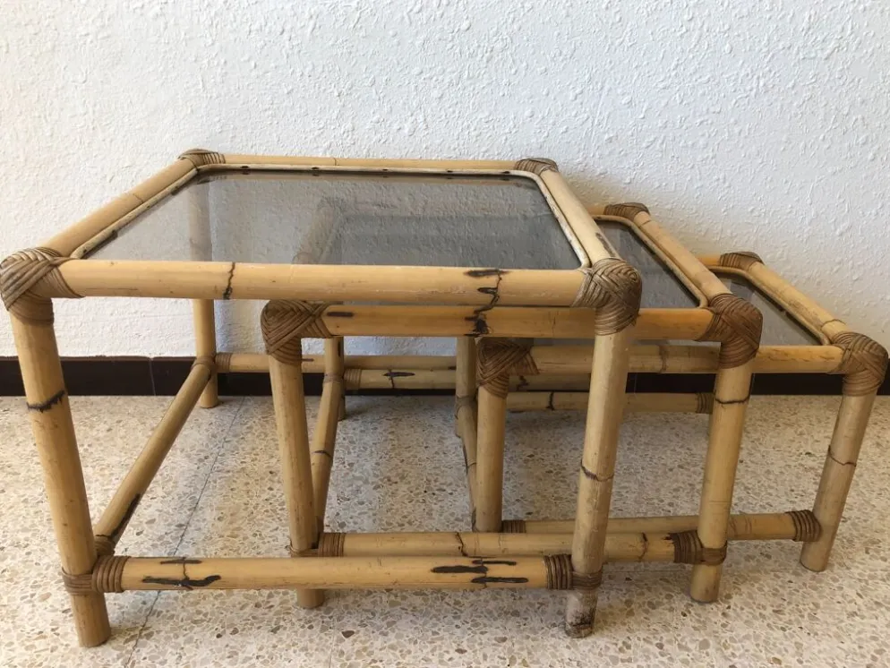 Serie de 3 tables gigognes seventies en rotin et verre fumé