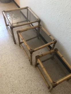 Serie de 3 tables gigognes seventies en rotin et verre fumé
