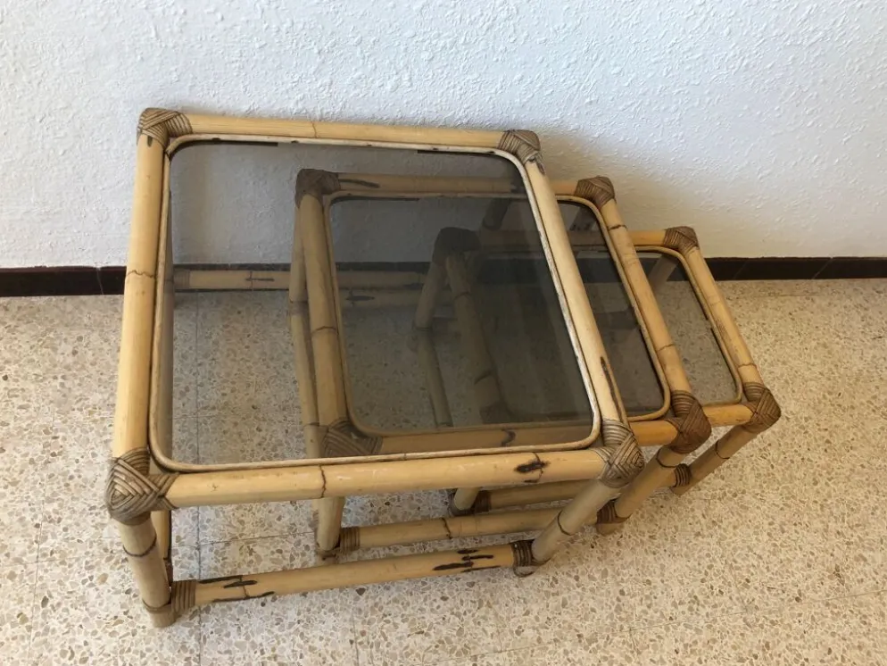 Serie de 3 tables gigognes seventies en rotin et verre fumé