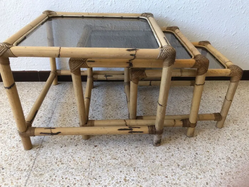 Serie de 3 tables gigognes seventies en rotin et verre fumé
