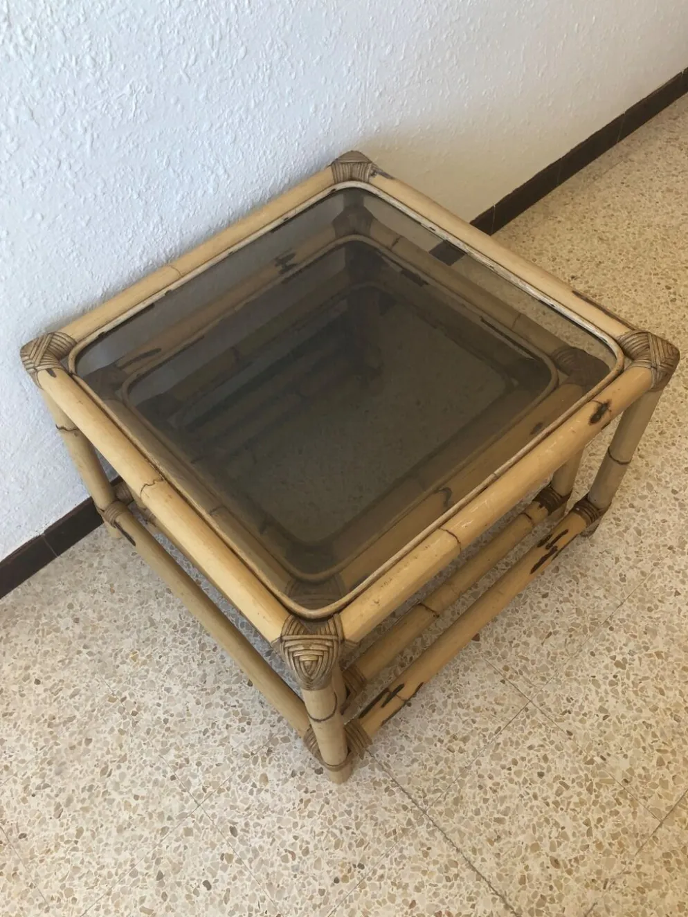 Serie de 3 tables gigognes seventies en rotin et verre fumé