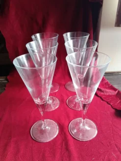 Serie de 6 verres "flûtes" en verre souffle
