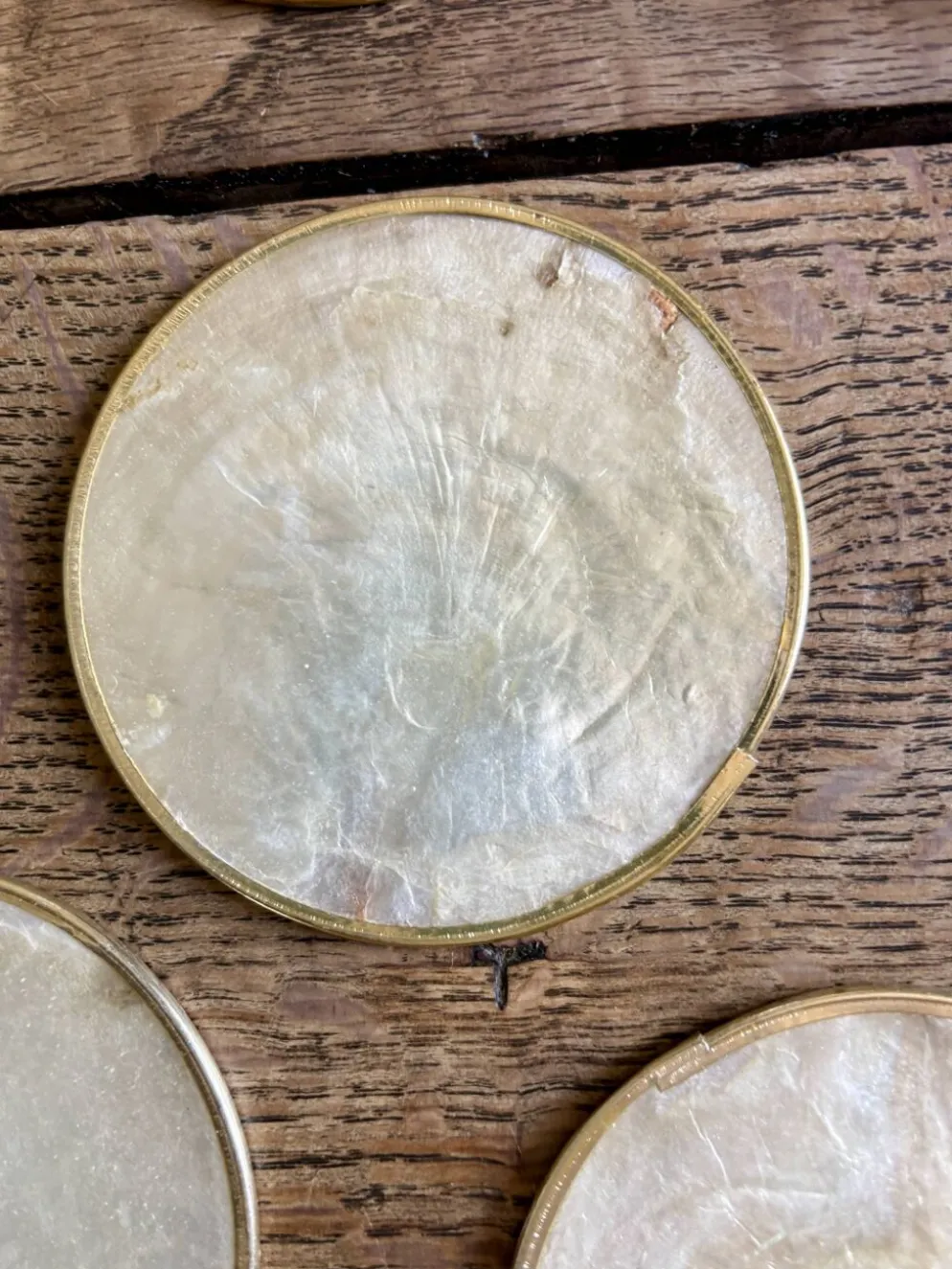 Service à apéritif en nacre, 7 dessous de verre et un plat
