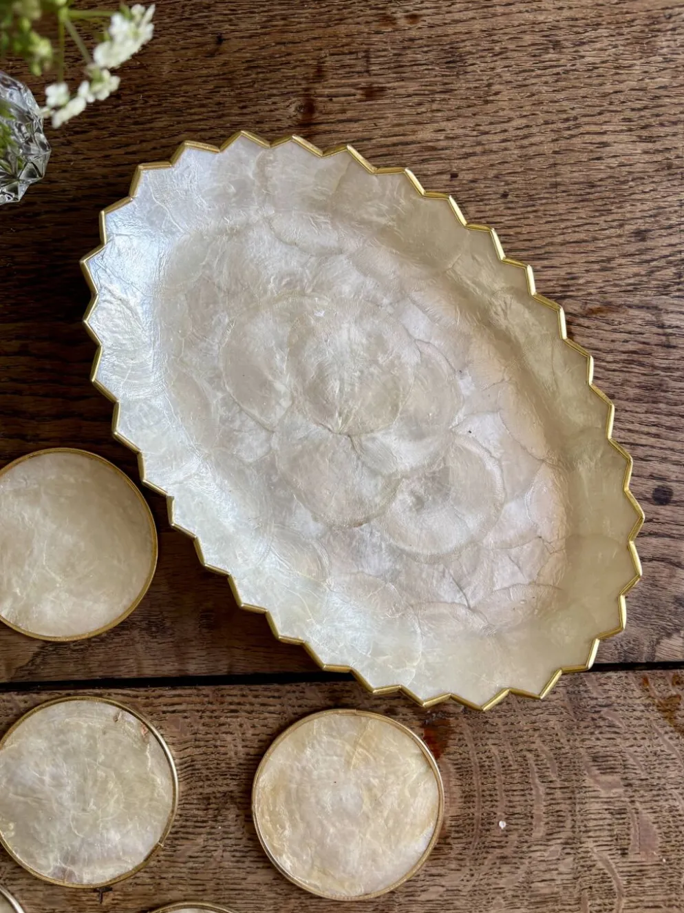 Service à apéritif en nacre, 7 dessous de verre et un plat