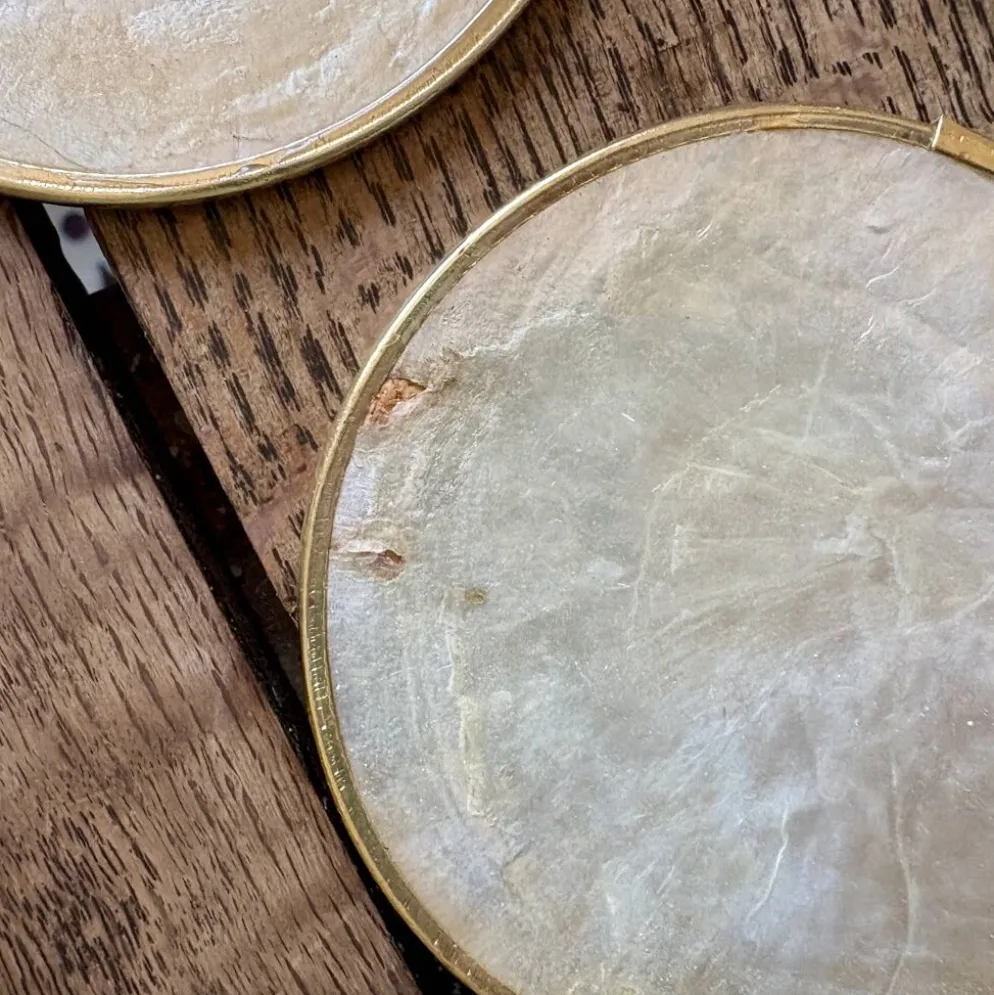 Service à apéritif en nacre, 7 dessous de verre et un plat