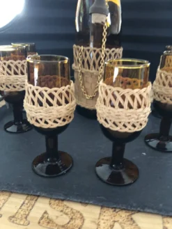 Service à apéritif verre ambré et rotin vintage