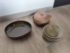 Service artisanal ancien en grès, estampillé