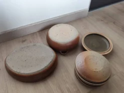 Service artisanal ancien en grès, estampillé