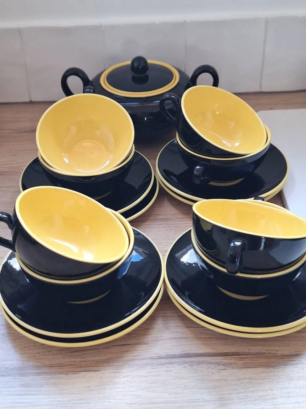 Service à café avec sucrier noir et jaune Villeroy et Boch années 60