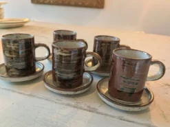 Service à café vintage 10 pièces, 5 tasses plus 5 souscoupes en grès mouch,