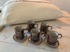 Service à café vintage 10 pièces, 5 tasses plus 5 souscoupes en grès mouch,