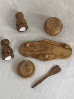 Service à condiment (sel, poivre et moutarde) en bois d’olivier