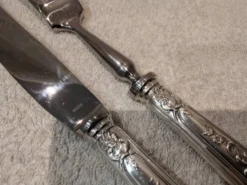 Service à découper 2 pièces en metal argenté orfèvre Ercuis Louis XV