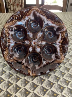 Service de 6 assiettes à escargots, signé Vallauris