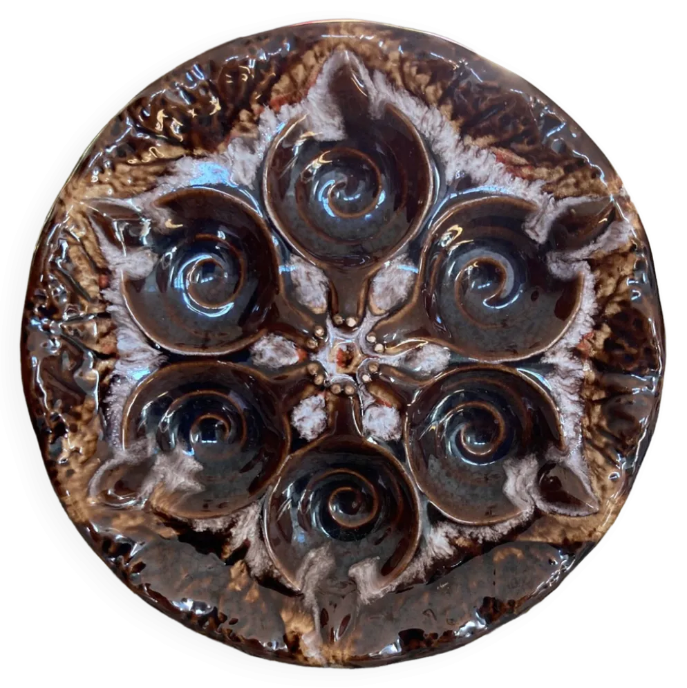 Service de 6 assiettes à escargots, signé Vallauris