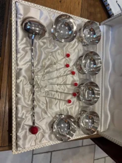 Service de cerises à l’alcool