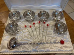 Service de cerises à l’alcool
