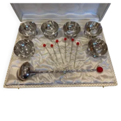 Service de cerises à l’alcool
