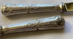 Service de 12 + 1 couteaux de table métal argenté art nouveau