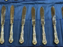Service de 12 couteaux et 12 fourchettes à poisson Mappin and Webb