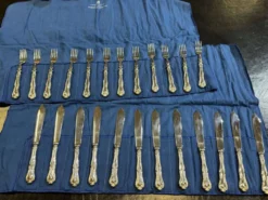 Service de 12 couteaux et 12 fourchettes à poisson Mappin and Webb