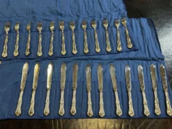 Service de 12 couteaux et 12 fourchettes à poisson Mappin and Webb