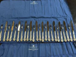 Service de 12 couteaux et 12 fourchettes à fruits Mappin and Webb